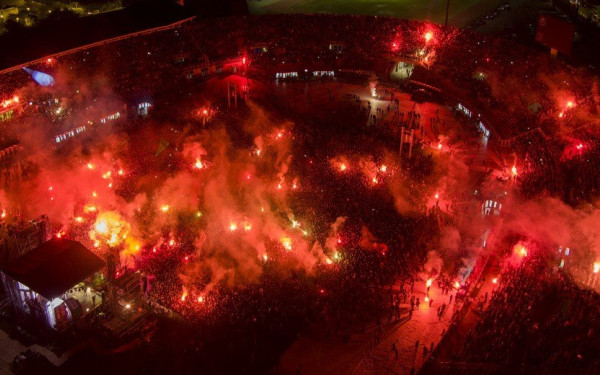 ΛΕΞ: Το «βόρειο αστέρι» έβαλε... φωτιά στη Θεσσαλονίκη (βίντεο, φωτ.)