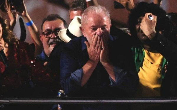 Νίκη για τη «δημοκρατία» και το «κλίμα» η επικράτηση Λούλα στη Βραζιλία