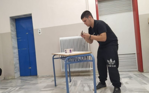Τύρναβος: Mαθητής στο ΕΠΑΛ έγινε Viral - Eπισκευάζει θρανία στο διάλειμμα! (φωτ.)