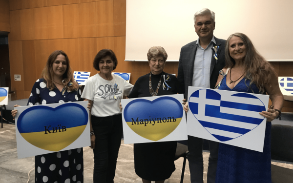 Ομογενείς από τη Μαριούπολη τίμησαν την 28η Οκτωβρίου στο δημαρχείο (φωτ.)