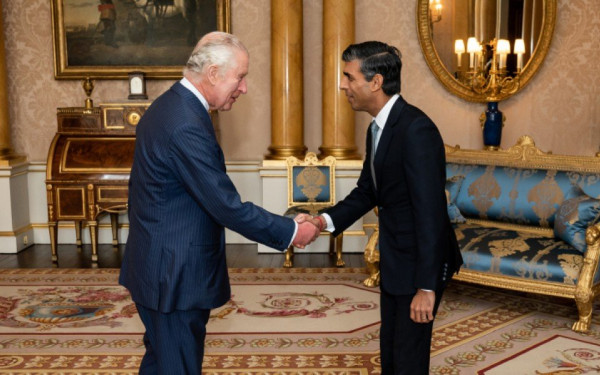 Βρετανία: O βασιλιάς Κάρολος έδωσε εντολή σχηματισμού κυβέρνησης στον Σούνακ 