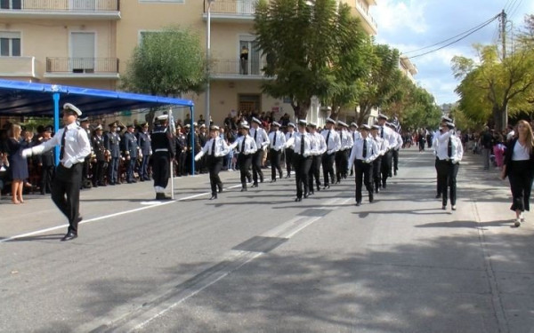 Με την παρουσία πλήθους κόσμου πραγματοποιήθηκε η παρέλαση στα Χανιά (φωτ.)