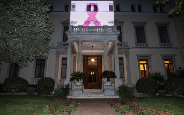 Μια ροζ κορδέλα «τύλιξε» το Προεδρικό Μέγαρο