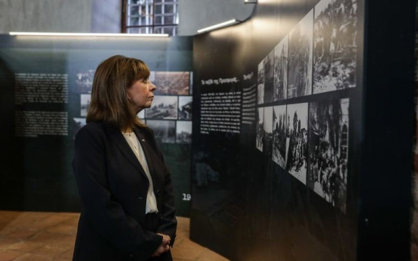 Στη Ροτόντα η ΠτΔ - Επισκέφτηκε την έκθεση «Θεσσαλονίκη 1922: Μνημεία και Πρόσφυγες» 