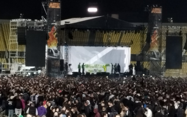 Με απεργούς της Μαλαματίνας και γυναίκες που κατήγγειλαν τα περιστατικά βιασμών... άνοιξε η συναυλία του ΛΕΞ