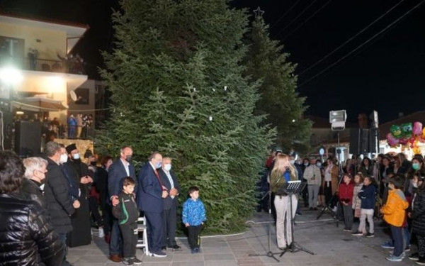 Στον Ταξιάρχη φωταγωγείται το πρώτο χριστουγεννιάτικο δέντρο στην Ελλάδα 