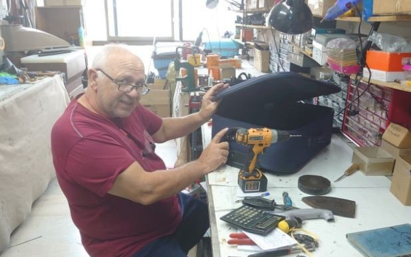 Θεσσαλονίκη: Ο «γιατρός« της βαλίτσας σώζει τα ταξίδια ντόπιων και τουριστών