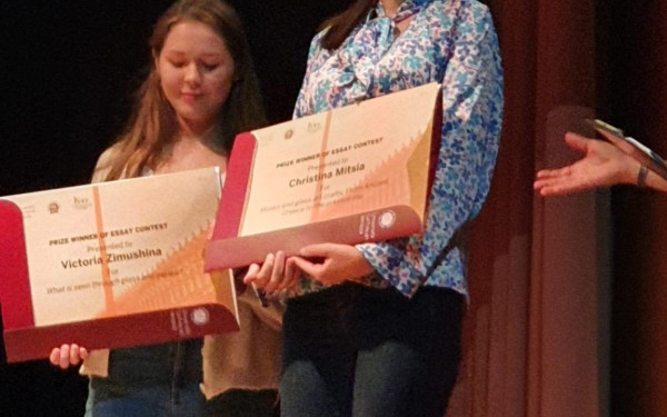 ΑΠΘ: Διάκριση απέσπασε δοκίμιο φοιτήτριας για τις μάσκες και τις γυάλινες χειροτεχνίες 