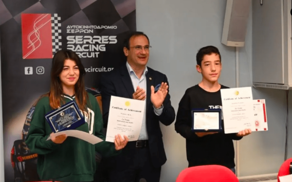 Δύο δεκατριάχρονοι από τις Σέρρες έφτιαξαν μια έξυπνη ζακέτα και έγιναν... παγκόσμιοι πρωταθλητές!