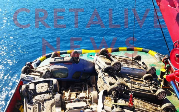 Κρήτη: Δεκάδες οχήματα ανασύρονται από τη θάλασσα - Τα είχε παρασύρει η κακοκαιρία (φωτ.)
