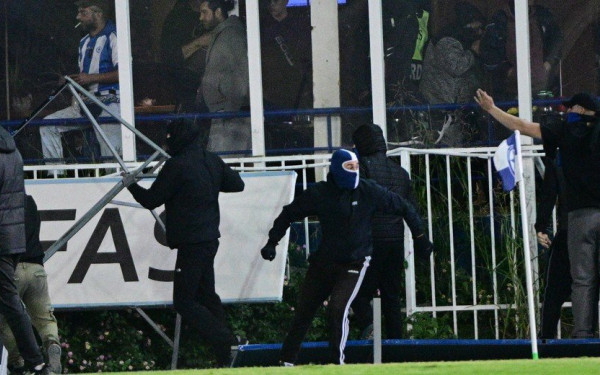 Εισβολή οπαδών του Ατρόμητου, κινήθηκαν απειλητικά προς την κερκίδα των φίλων του Άρη - Δείτε φωτογραφίες