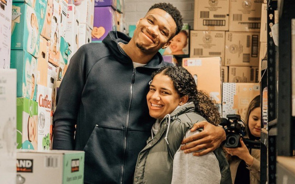 «Η μαμά μου έφτιαχνε πάνες από σεντόνια για τα αδέρφια μου»: Η εξομολόγηση του Γιάννη Αντετοκούνμπο για τα δύσκολα παιδικά χρόνια (βίντεο)