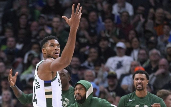 Ο Γιάννης Αντετοκούνμπο στέλνει τις ευχές του με... σουτάκια στο TD Garden (βίντεο)