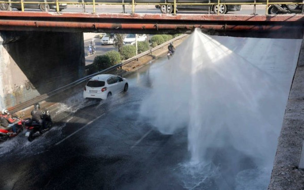 Χάος στον Κηφισό: Φορτηγό έσπασε αγωγό νερού - Κλειστές δύο λωρίδες 