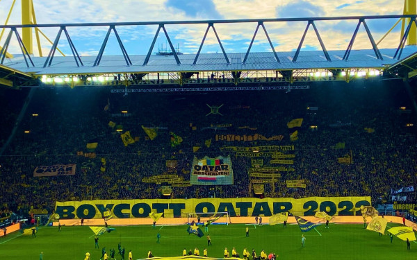 Καυστικά πανό σηκώθηκαν στα γήπεδα της Γερμανίας για το Μουντιάλ του Κατάρ (φωτ.)