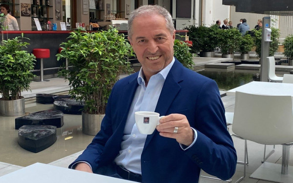 Πρωινός καφές με τον δημοσιογράφο Γιώργο Παππά