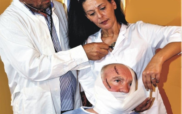 Οι «Φίλοι» της Ε.Ε.Ν. Alzheimer ανεβάζουν την παράσταση «Κλάξον, τρομπέτες και πλάκες» του Ντάριο Φο