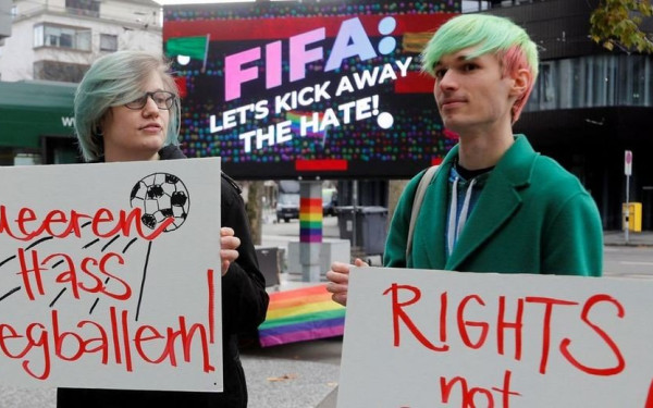 Διαμαρτυρία της ΛΟΑΤΚΙ+ κοινότητας έξω από το Μουσείο της FIFA στη Ζυρίχη (φωτ.) 