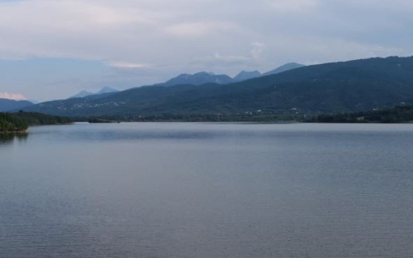 Η εναλλαγή χρωμάτων το φθινόπωρο στη λίμνη Πλαστήρα (φωτ.)