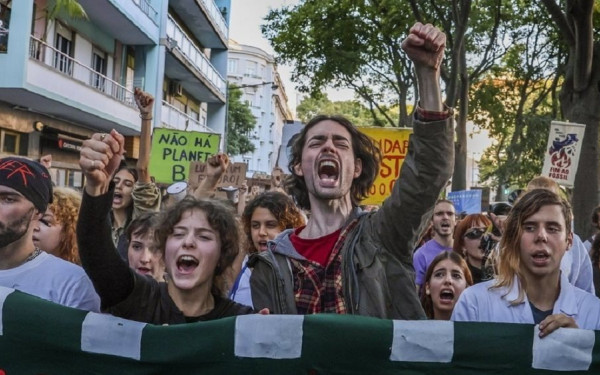 Πορτογαλία: Εκατοντάδες διαδηλωτές για το κλίμα στη Λισαβόνα 