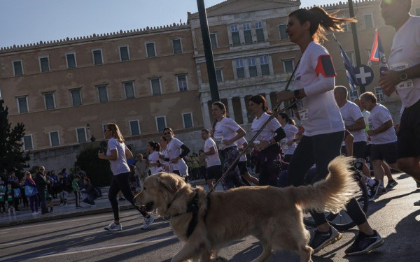 39ος Μαραθώνιος Αθήνας: Παιδιά, σκυλιά κι ένας δρομέας 91 ετών (βίντεο)