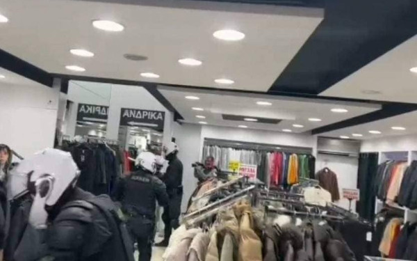 Θεσσαλονίκη: Σε κατάστημα με ρούχα μπήκαν τα ΜΑΤ (βίντεο, φωτ.)