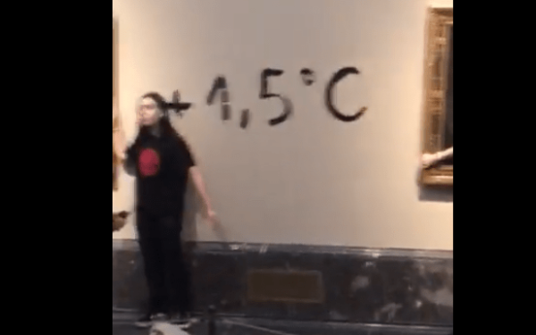 Μαδρίτη: «Κόλλησαν» τα χέρια τους σε πίνακα του Γκόγια ως ένδειξη διαμαρτυρίας για το κλίμα (βίντεο)