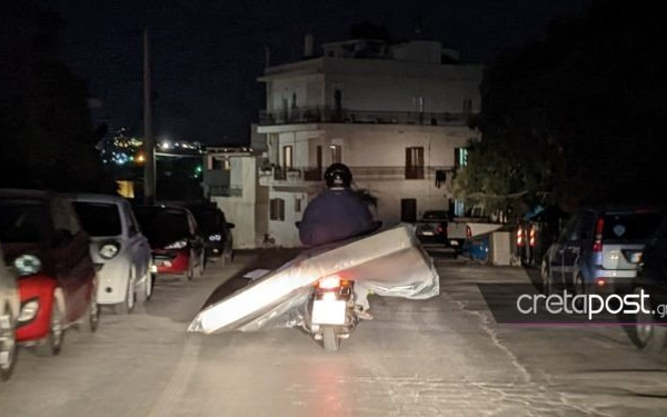 Απίστευτο κι όμως αληθινό: Μετέφερε διπλό στρώμα με... μηχανάκι (βίντεο)