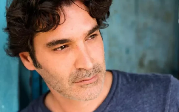 Χριστόφορος Παπακαλιάτης: Από «παπαδάκι» υπό την προστασία της Μιμής Ντενίση, στο Netflix (βίντεο, φωτ.)