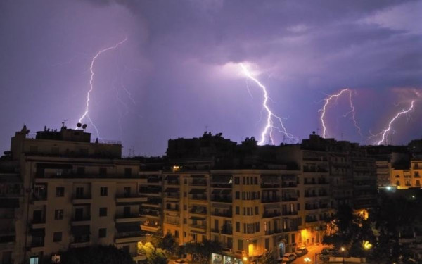 Κακοκαιρία τύπου «Π»: Πού και με ποιά ένταση θα χτυπήσει - Τι περιμένουμε στη Θεσσαλονίκη (βίντεο)