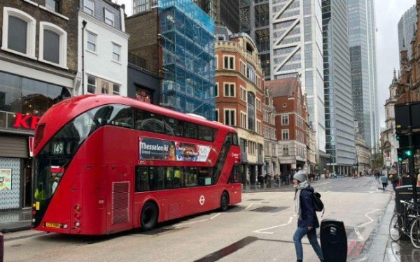 Η Θεσσαλονίκη στα κόκκινα διώροφα Λονδρέζικα λεωφορεία (φωτ.)