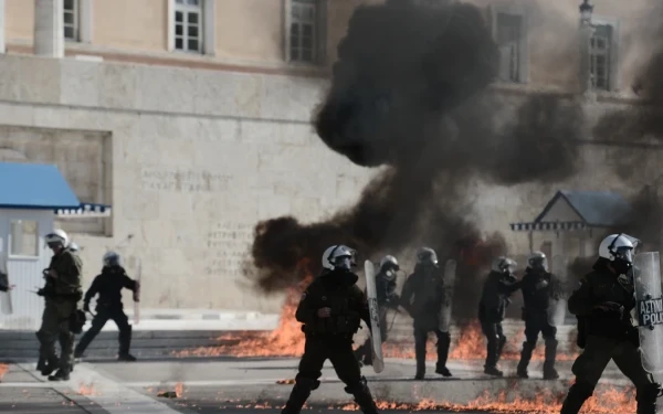 Απεργιακή κινητοποίηση στην Αθήνα: Μολότοφ έξω από τη Βουλή