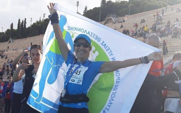 Η Θεσσαλονικιά Βούλα Τζεβελέκη έγινε η πρώτη Ελληνίδα 75+ ετών που τερμάτισε σε μαραθώνιο