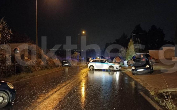 Θεσσαλονίκη: Τέσσερις άνθρωποι τραυματίστηκαν και ένας σκύλος έχασε τη ζωή του σε τροχαίο στο Πλαγιάρι (φωτ.)