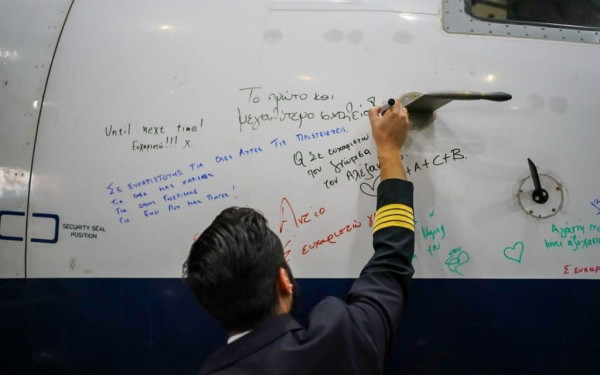 Η AEGEAN ανανεώνει τον στόλο των ελικοφόρων αεροσκαφών της και αποχαιρετά τα Q400 με μια συγκινητική εκδήλωση για το προσωπικό της