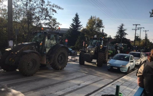 Αγρότες απέκλεισαν το δημαρχείο Ωραιοκάστρου (βίντεο)