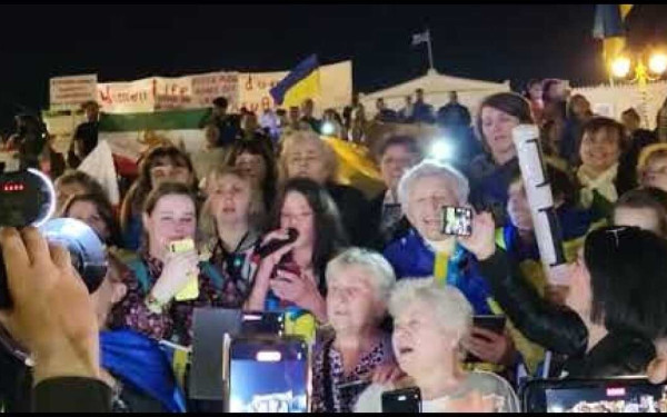 Η Ρουσλάνα επικεφαλής αντιπολεμικής συγκέντρωσης για την Ουκρανία στο Σύνταγμα