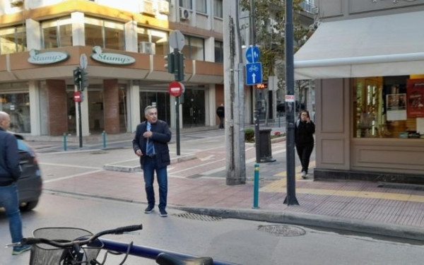 Λάρισα: Αντιδήμαρχος κάνει τον τροχονόμο επειδή χάλασαν τα φανάρια (φωτ.)