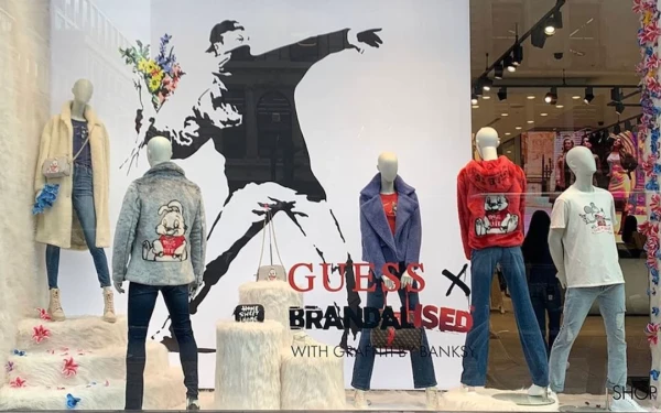 Ο Banksy καλεί τους θαυμαστές του να κλέψουν κατάστημα της Guess