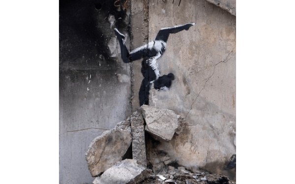 Νέα τοιχογραφία του Banksy σε βομβαρδισμένο προάστιο του Κιέβου
