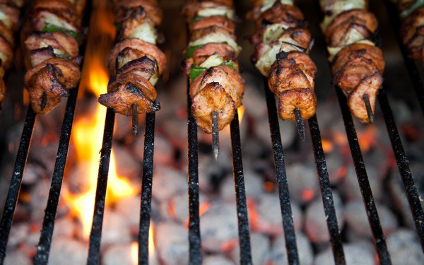 Viral o Αθηναίος που έφτιαξε σουβλάκι 2,5 μέτρων (βίντεο)