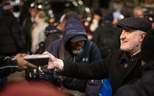 Ο Αρχιεπίσκοπος Αμερικής Ελπιδοφόρος μοίρασε ζεστά γεύματα και ρούχα σε άστεγους της Νέας Υόρκης	