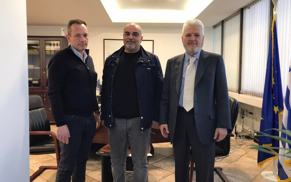 Οδηγός λεωφορείου του ΟΑΣΘ βρήκε πορτοφόλι με μεγάλο χρηματικό ποσό και το παρέδωσε στον κάτοχό του (βίντεο)