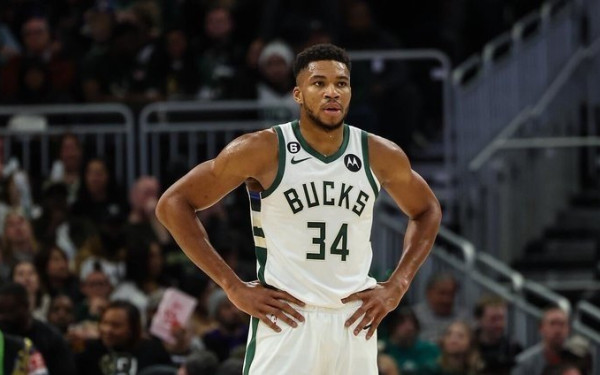 ΝΒΑ: Μπορεί ο Αντετοκούνμπο να άντεξε, αλλά οι Μπακς υπέκυψαν στους Χοκς (βίντεο)