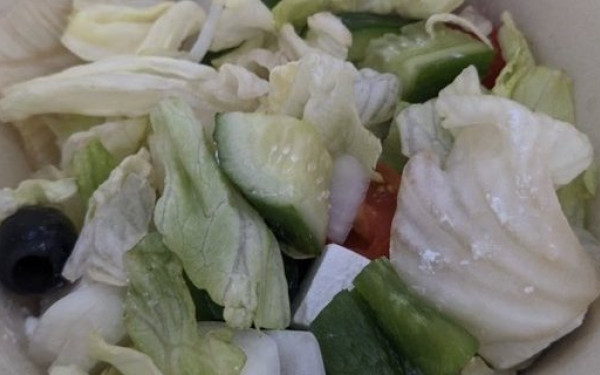 Ε, όχι και ελληνική σαλάτα! Τιμές... γκουρμέ για φαγητό που δεν τρώγεται στα γήπεδα του Μουντιάλ