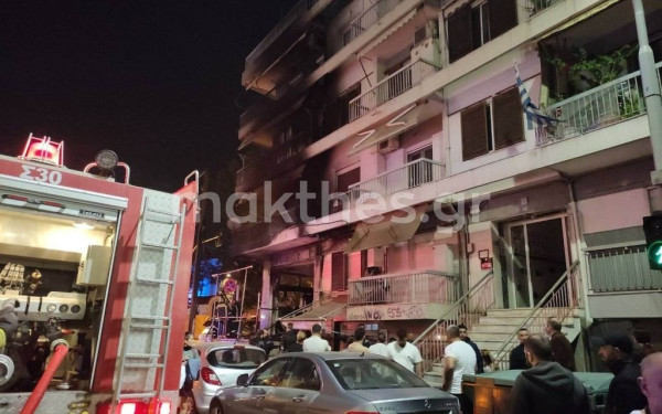 Στις φλόγες κατάστημα στην Κ. Καραμανλή - Επί ποδός η πυροσβεστική (φωτ.)