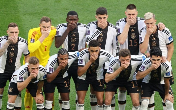 Μουντιάλ: Οι Γερμανοί έκλεισαν τα στόματά τους σε ένδειξη διαμαρτυρίας