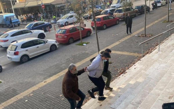 Θεσσαλονίκη: Απολογείται ο 35χρονος Γερμανός που παρίστανε τον αστυνομικό και «κυνηγούσε» παιδόφιλους (βίντεο)