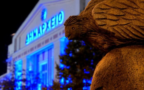 Στα μπλε «ντύθηκε» το δημαρχείο στα Γρεβενά