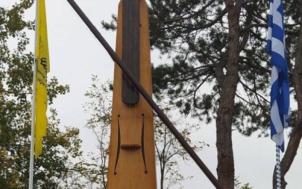 Αποκαλύφθηκε η μεγαλύτερη ποντιακή λύρα στον κόσμο (βίντεο, φωτ.)